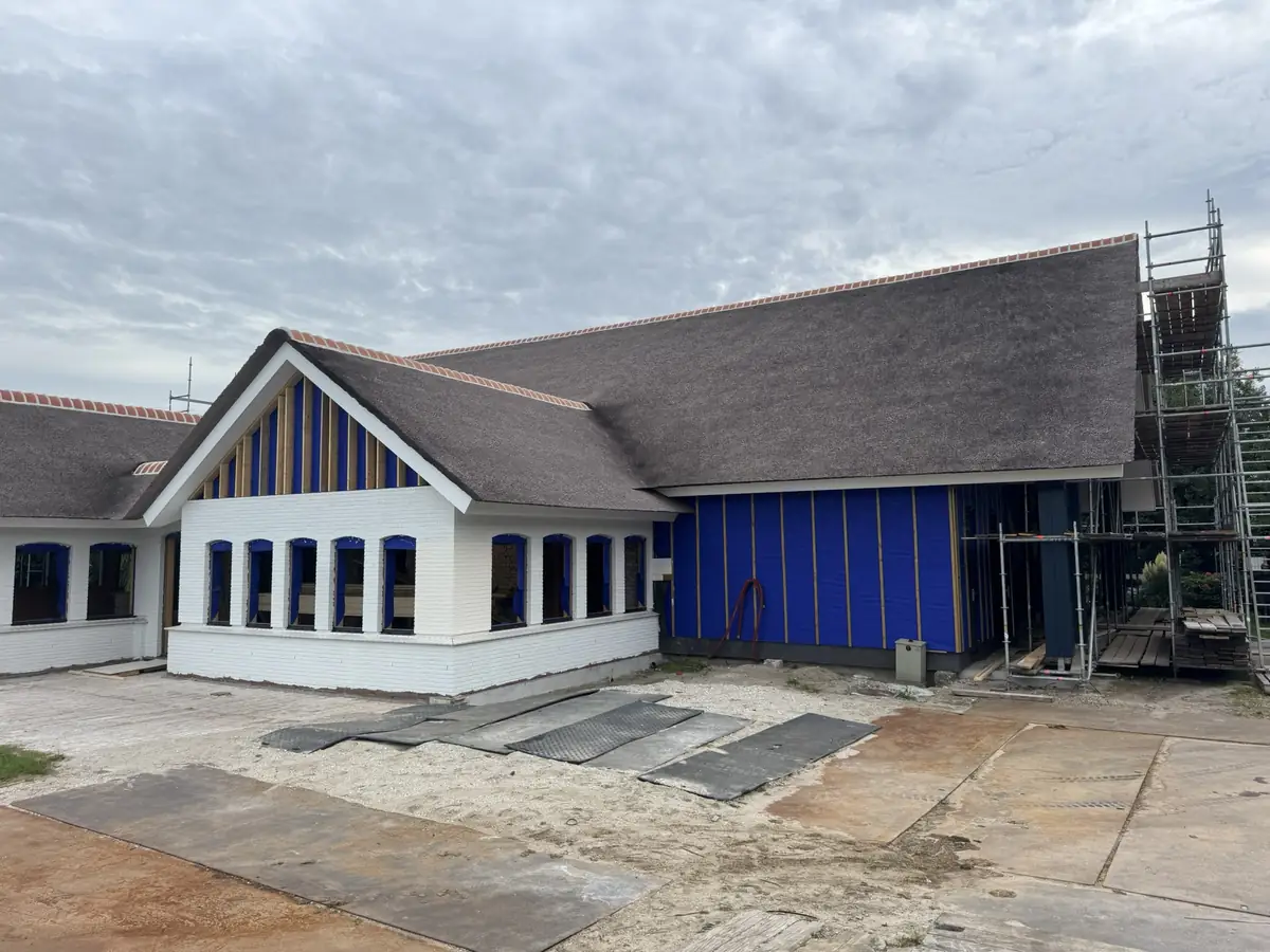 Woning met kunstriet dak tijdens de bouw