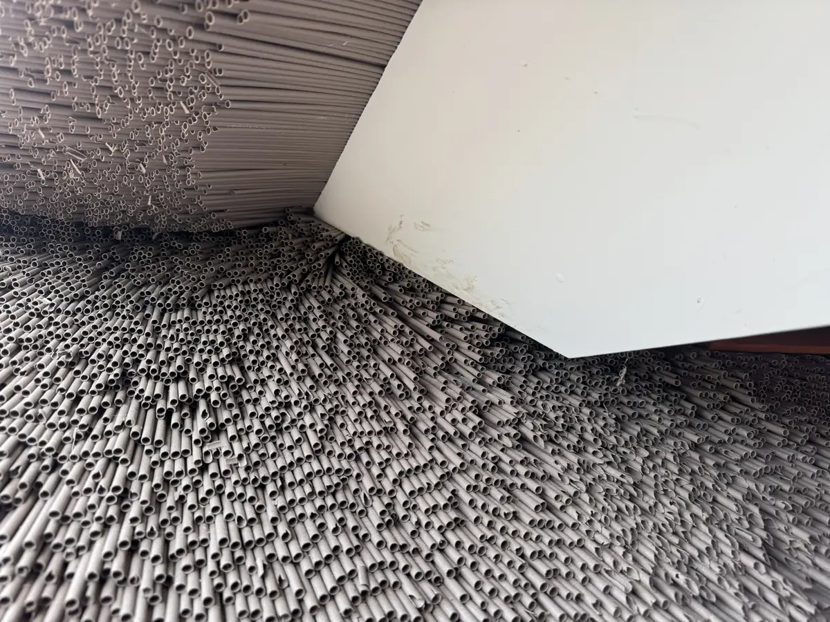 Detail van kunstriet stengels bij een dakrand