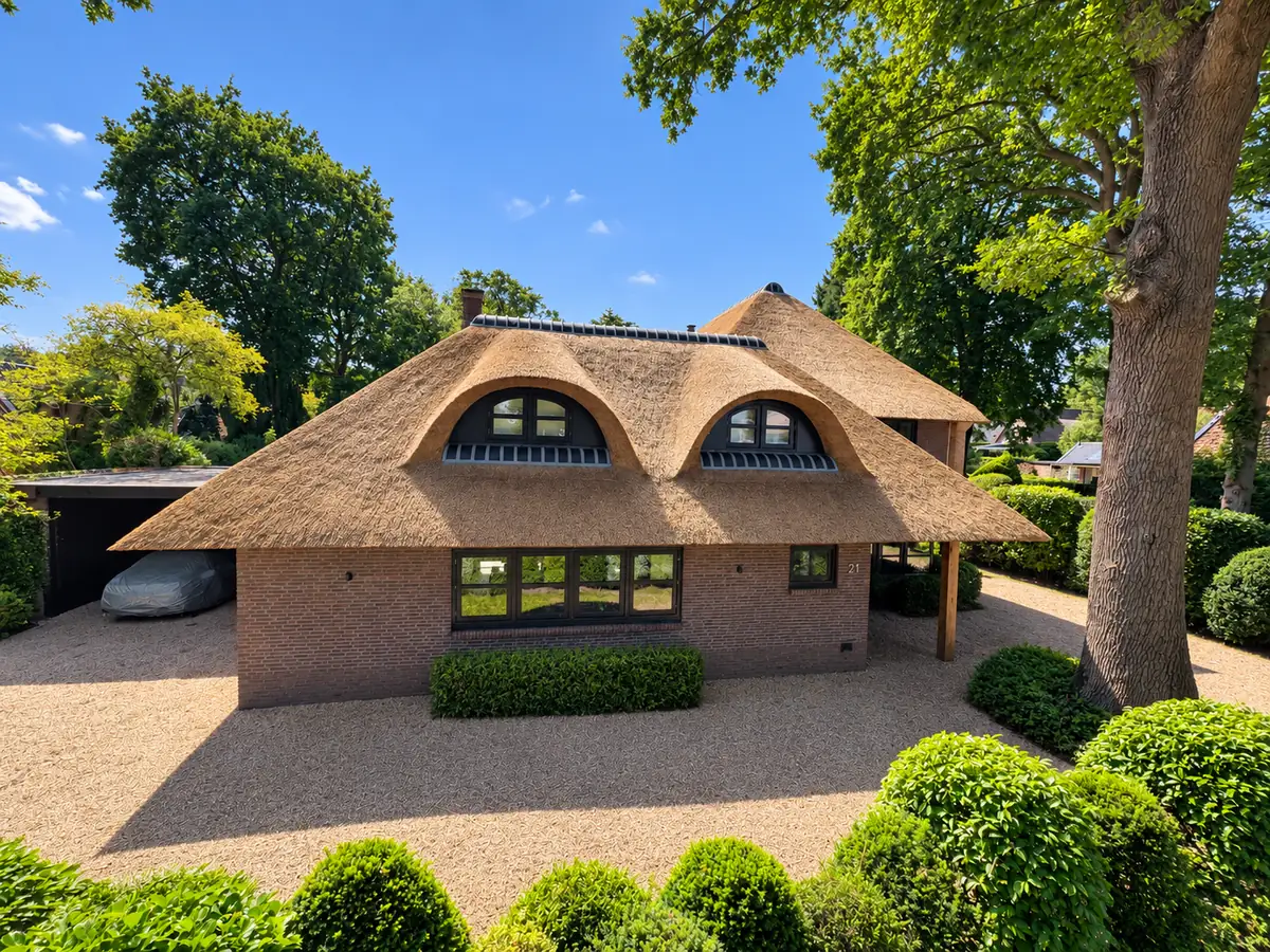 Villa met nieuw rieten dak en ronde dakkapellen