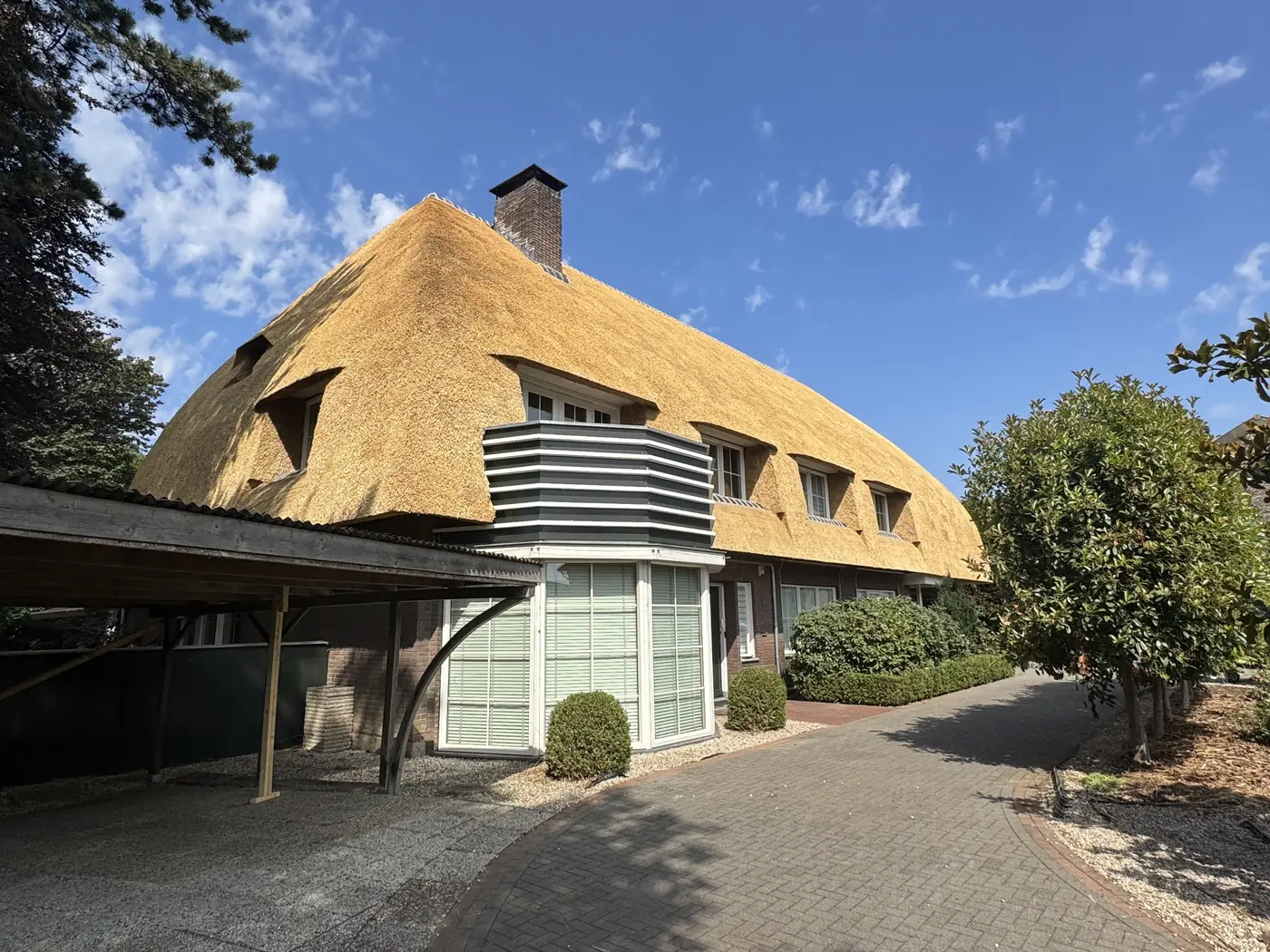 Nieuw rieten dak op een villa met erker