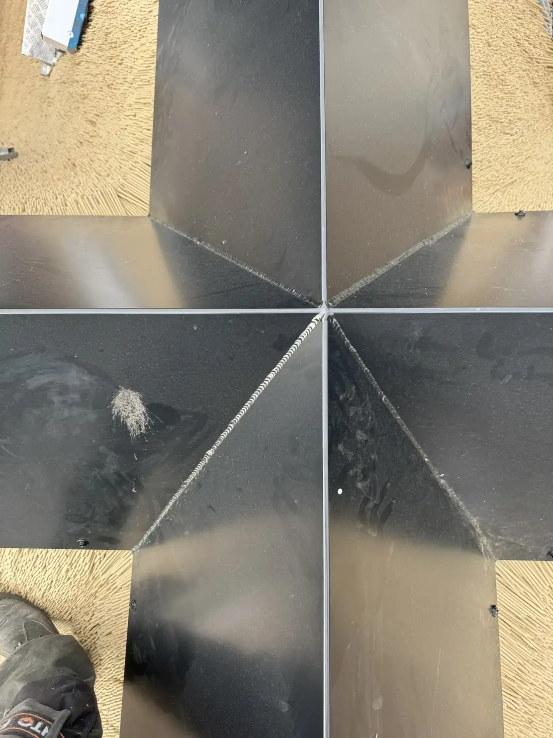 Detail van een metalen nokafwerking op het snijpunt van dakvlakken