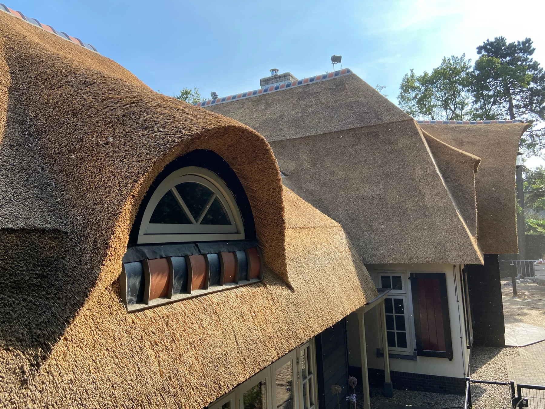 Detail van een rieten dak tijdens werkzaamheden in Overijssel