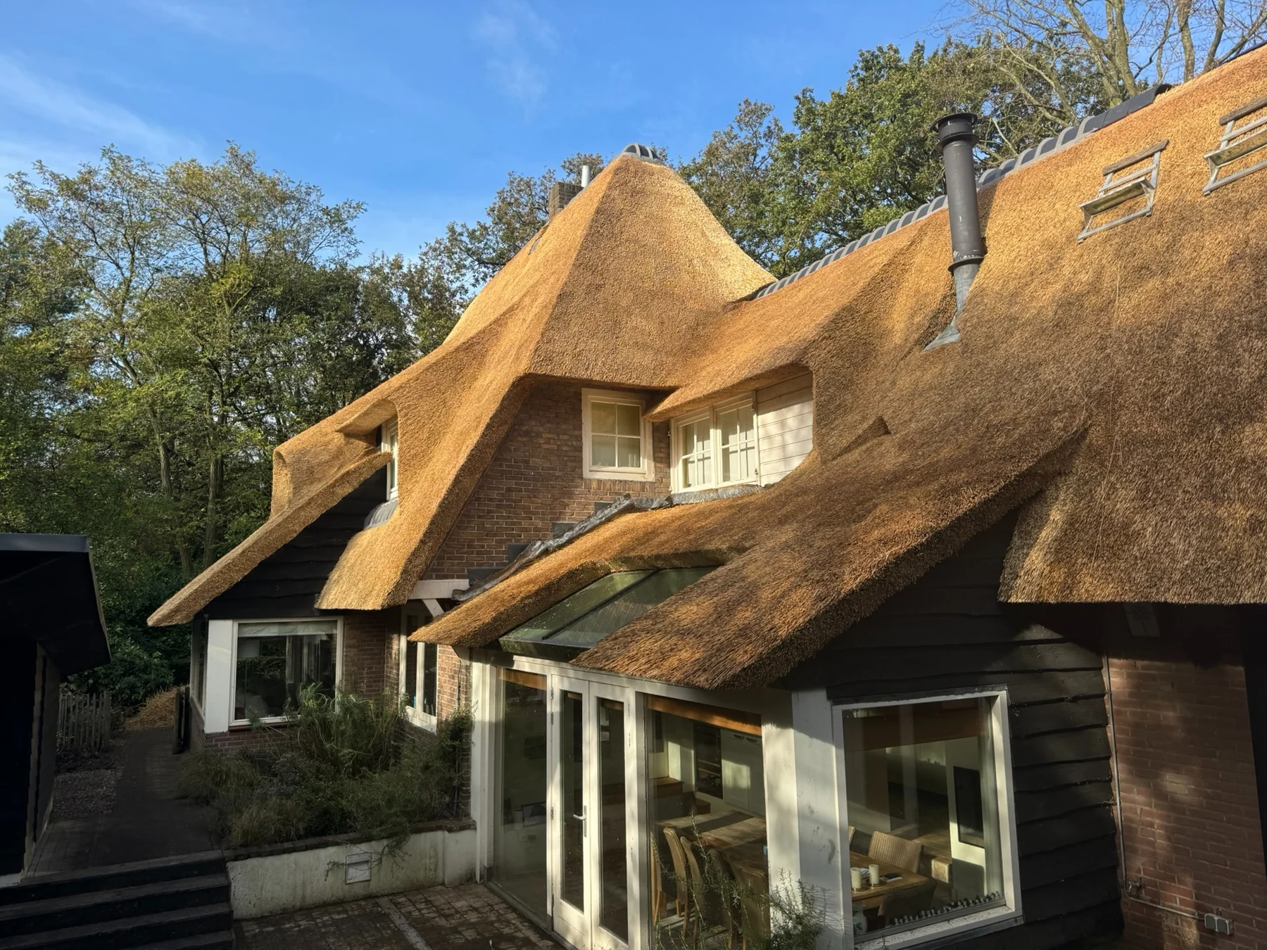 Rieten dak van een karakteristieke woning in Overijssel