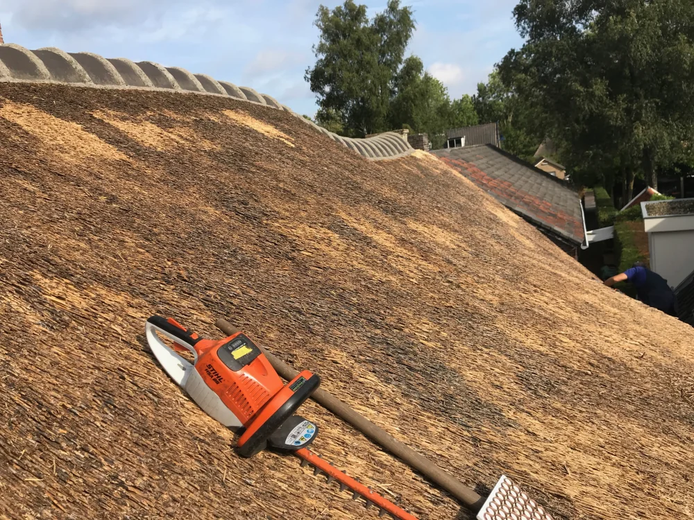Rieten dak op een bestaande boerderij op de Veluwe