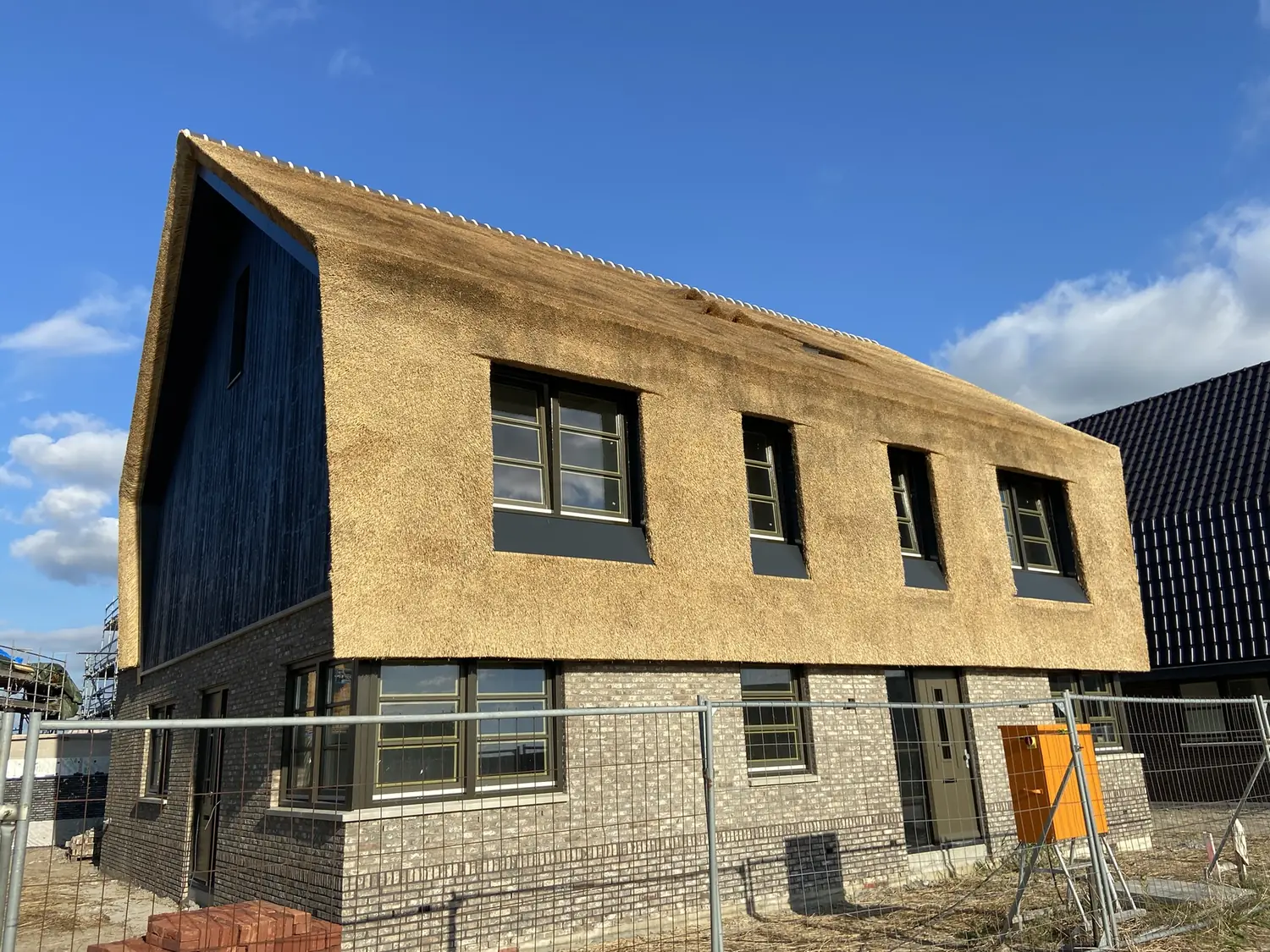 Nieuwbouwwoning met riet op zowel het dak als de gevel