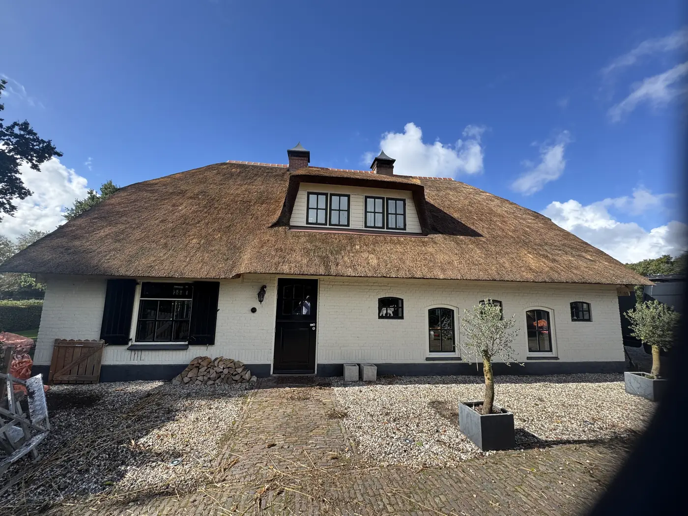 Rieten dak na herstelwerk op een woonboerderij