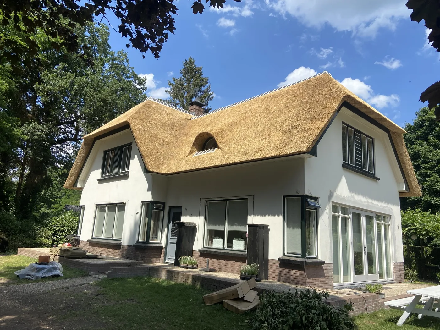 Rieten dak van een villa in een bosrijke omgeving op de Veluwe