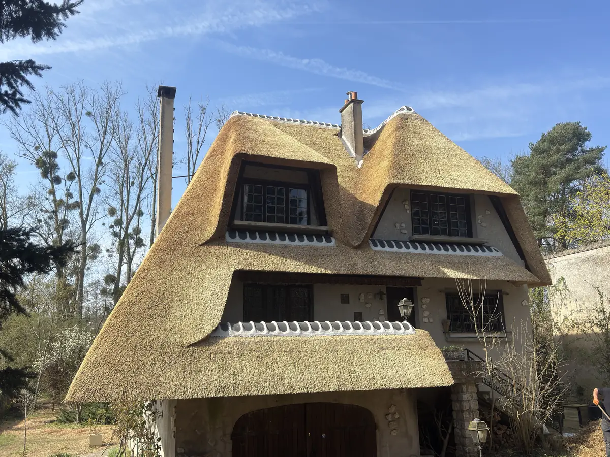 Woning met rieten dak en gemetselde schoorsteen