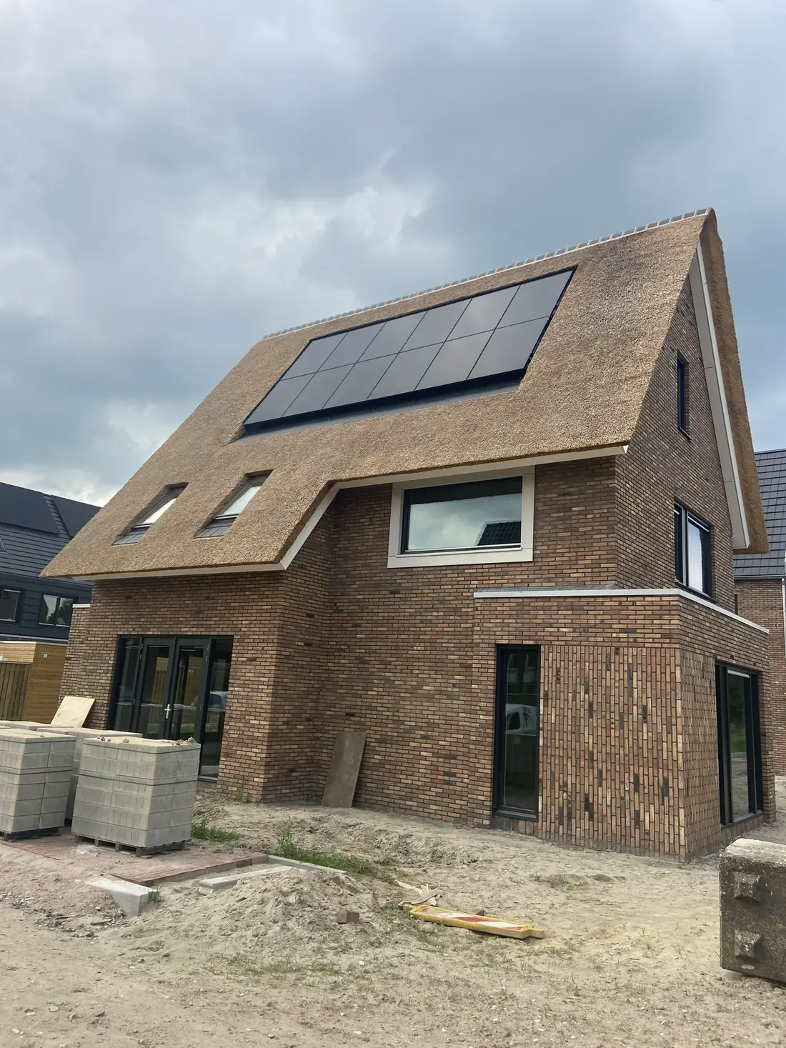 Zonnepanelen opgenomen in een rieten dakvlak